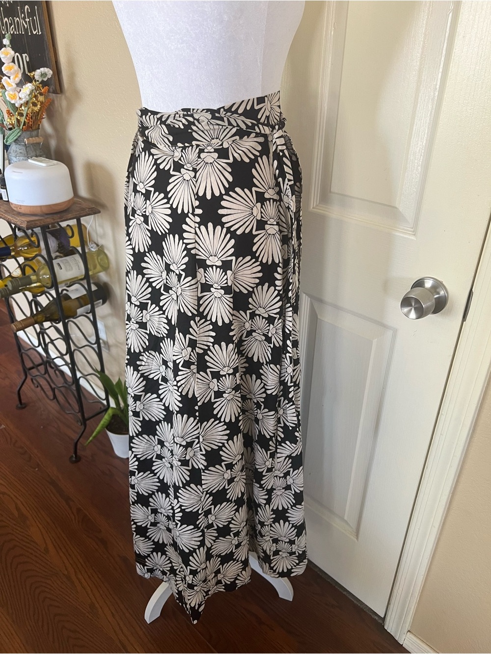 Free People Black Cream Floral Wrap Midi Skirt Handkerchief Hem Boho - Picture 10 of 10